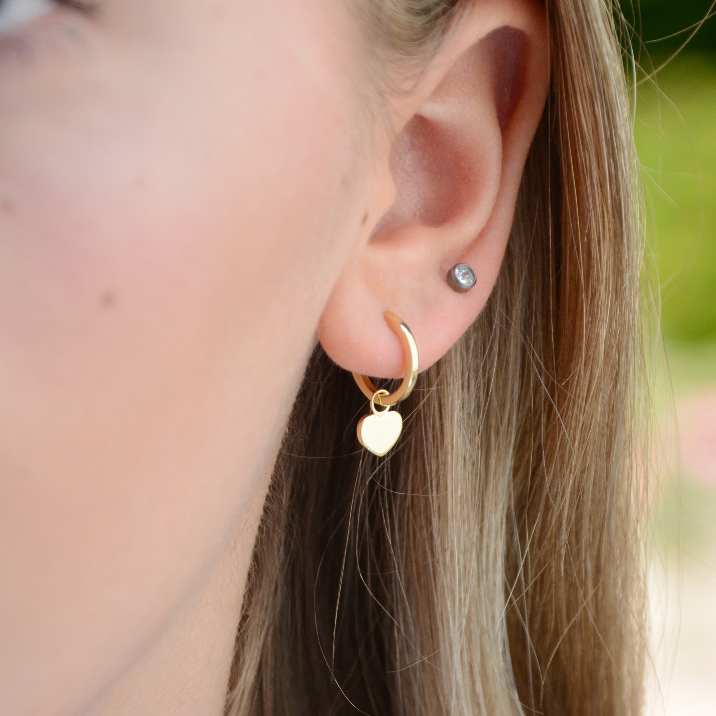 Gold Modern Heart Huggie Earrings – Penelopetom